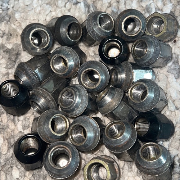 24 Lug nuts - Picture 11 of 13